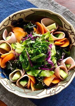 ハムとワカメの野菜たっぷり七色サラダ-レシピのメイン写真