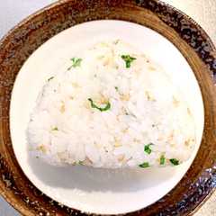 รูปของ ごま油とお塩のやみつきおにぎり