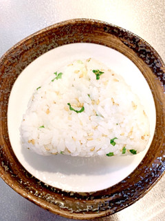 ごま油とお塩のやみつきおにぎり-レシピのメイン写真