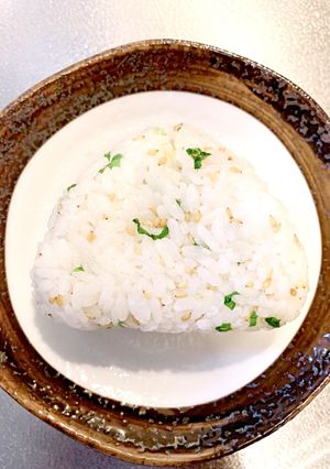 ごま油とお塩のやみつきおにぎり-レシピのメイン写真