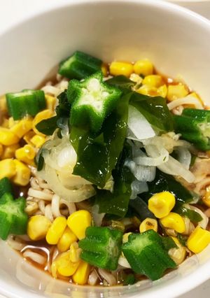 冷んやりコーンわかめ玉ねぎオクラ〜麺-レシピのメイン写真