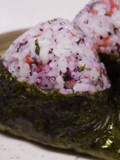 さっぱり美味しい♡ゆかりと梅のおにぎり-レシピのメイン写真