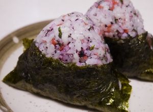 さっぱり美味しい♡ゆかりと梅のおにぎり-レシピのメイン写真
