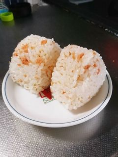 鮭そぼろおにぎりゴマ風味-レシピのメイン写真