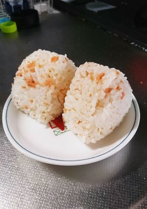 鮭そぼろおにぎりゴマ風味-レシピのメイン写真