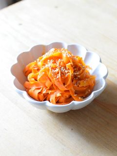 すぐできる!ヒラヒラ人参の麺つゆ炒め-レシピのメイン写真