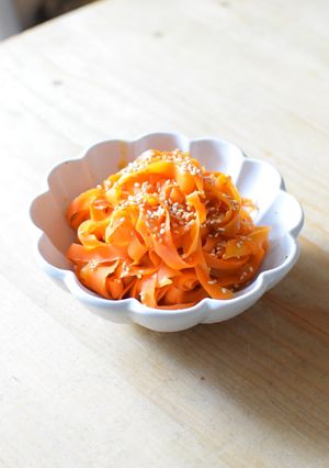 すぐできる！ヒラヒラ人参の麺つゆ炒め-レシピのメイン写真