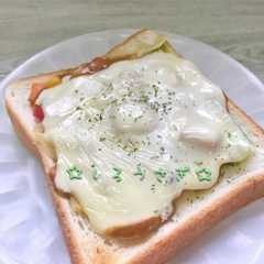 A picture of 野菜炒めプラスで♬カレーチーズトースト♡.