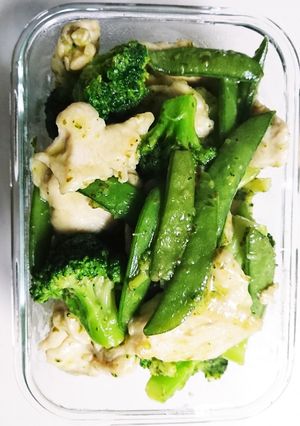 鶏むね肉と緑野菜のバジルソース炒め-レシピのメイン写真