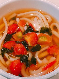 混ぜ込みわかめとトマトで、簡単うどん!-レシピのメイン写真