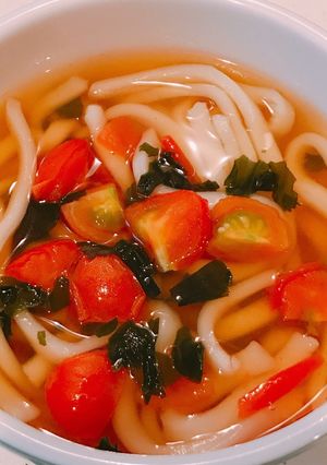 混ぜ込みわかめとトマトで、簡単うどん！-レシピのメイン写真
