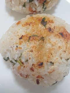 簡単 梅と大葉の焼きおにぎり-レシピのメイン写真
