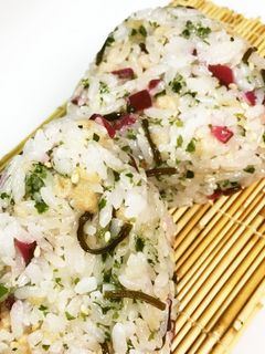 カリカリしば漬け入り☆悪魔のおにぎり-レシピのメイン写真