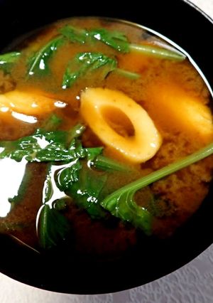 ほうれん草と竹輪の赤出汁の味噌汁-レシピのメイン写真