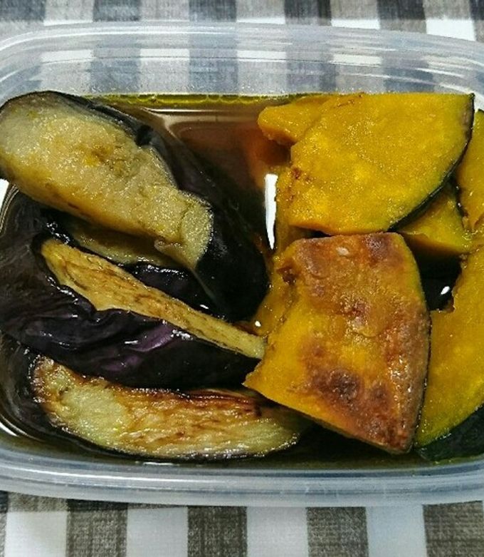 かぼちゃとなす ○△＿ 秋の収穫。小さなりんごの木。 ちいさな陶器のかぼちゃを