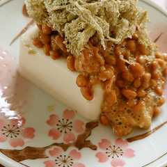 รูปของ 冷奴にのせるだけ！納豆とろろ昆布