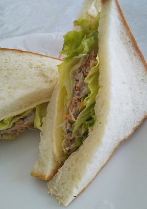 野菜たっぷり♪ごぼうとツナのレタスサンド-レシピのメイン写真