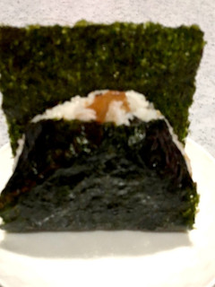 梅干しと炒りごまのおにぎり-レシピのメイン写真