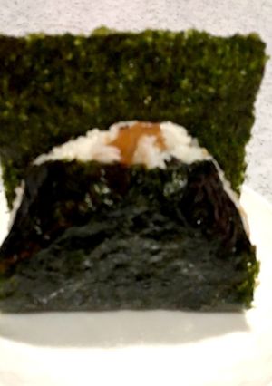 梅干しと炒りごまのおにぎり-レシピのメイン写真