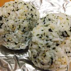 รูปของ 簡単おにぎり♡わかめとしらすのおにぎり♡