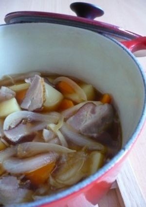 ル・クルーゼで作るベーコンの肉じゃが-レシピのメイン写真