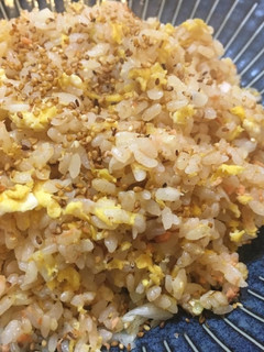 子供に大好評☆ごま鮭チャーハン-レシピのメイン写真