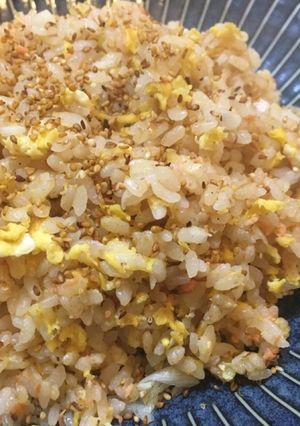 子供に大好評☆ごま鮭チャーハン-レシピのメイン写真