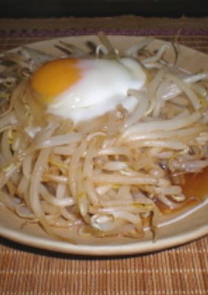 もやし炒めの温泉玉子ソース-レシピのメイン写真