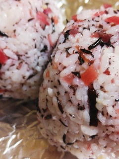 さっぱり簡単♡梅ひじきおにぎり♡お弁当に-レシピのメイン写真