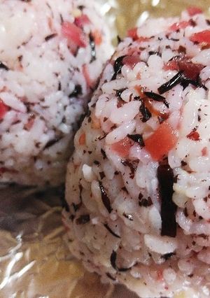 さっぱり簡単♡梅ひじきおにぎり♡お弁当に-レシピのメイン写真