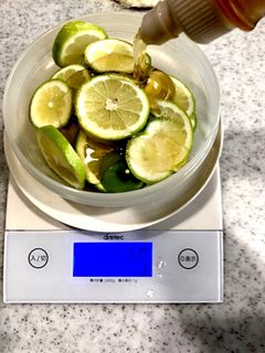 窓辺で育てた自家製レモンの蜂蜜漬け-レシピのメイン写真