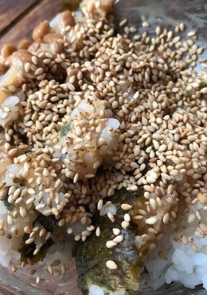 おにぎり丸と納豆ご飯（ネギ味噌チキン）-レシピのメイン写真