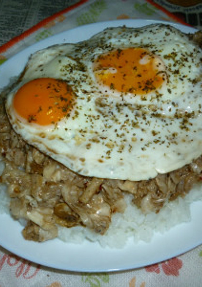 キャベツ炒めとW目玉焼きのカフェ丼-レシピのメイン写真