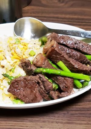 アスパラステーキとガーリックチャーハン-レシピのメイン写真