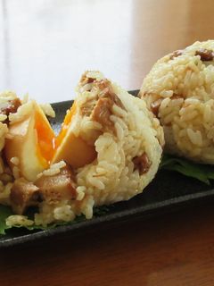 半熟味玉がトロ~リ!豚の角煮おにぎり-レシピのメイン写真