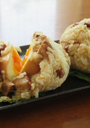 半熟味玉がトロ～リ！豚の角煮おにぎり-レシピのメイン写真