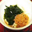 簡単!わかめと納豆の釜玉風うどん♪