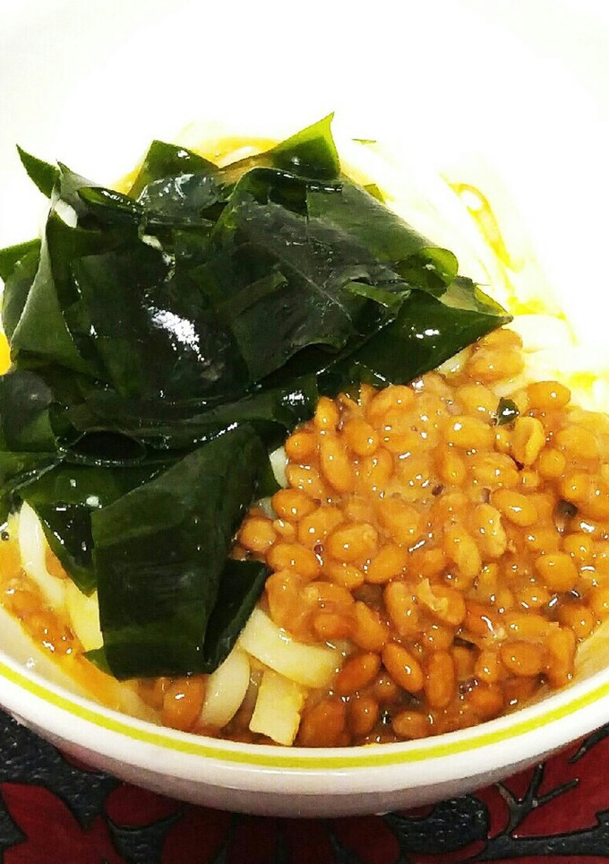簡単！わかめと納豆の釜玉風うどん♪-レシピのメイン写真