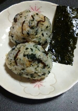 ワカメ・梅・持ち昆布のおにぎり-レシピのメイン写真