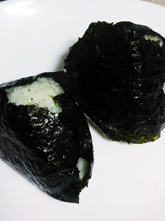 青じそ(またはパクチー)とツナおにぎり-レシピのメイン写真