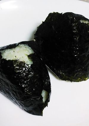 青じそ(またはパクチー)とツナおにぎり-レシピのメイン写真