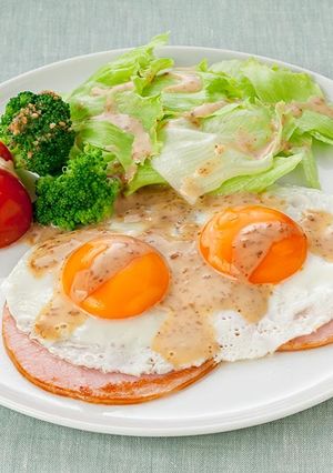 深煎りごまドレッシングで！ハムエッグ-レシピのメイン写真