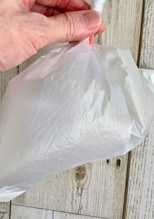 ポリ袋でフリフリ　少量生クリーム泡だて-レシピのメイン写真
