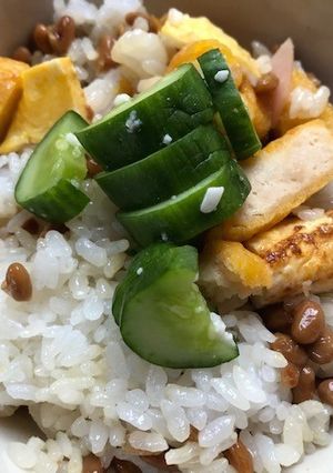 納豆とチキンナゲットのご飯(+きゅうり)-レシピのメイン写真