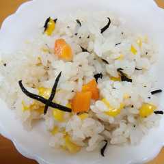 รูปของ 一歳離乳食 ひじきとコーンの炊き込みご飯