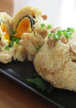 半熟味玉がとろ～り！鶏飯おにぎり-レシピのメイン写真