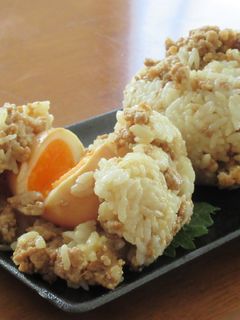半熟味玉がとろ~豚ひき肉しぐれ煮おにぎり-レシピのメイン写真