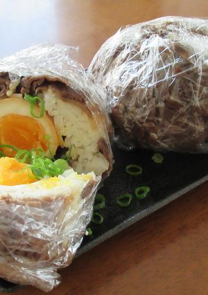 半熟味玉がトロリ！牛肉のしぐれ煮おにぎり-レシピのメイン写真