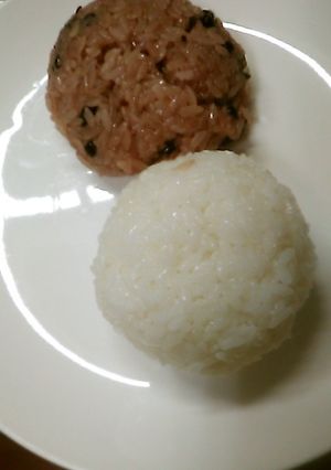お赤飯と白いごはんの、ふんわりおにぎり-レシピのメイン写真
