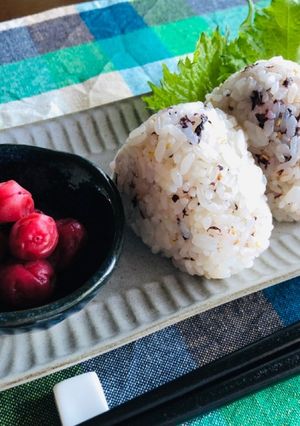 梅干しの赤しそリメイク 〜おにぎり〜-レシピのメイン写真